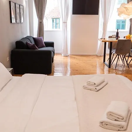 Tower Square Apartment *