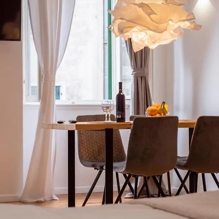 Tower Square Apartment *