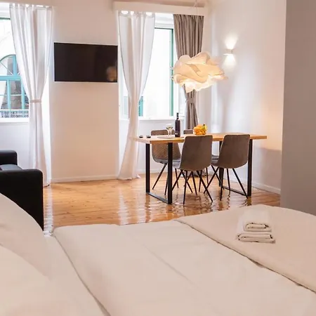 Tower Square Apartment *