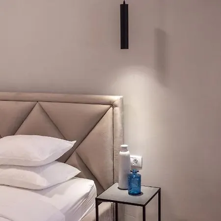 Tower Square Apartment *